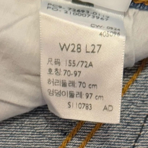 Levi's Classic High-Rise Straight Leg Jeans in Medium Blue - Picture 6 of 6